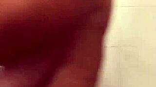 MILF berpayudara besar menjadi liar dan basah di webcam
