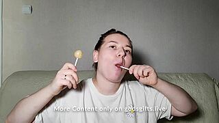 Amatérka s velkými kozy dává šťavnatý dvojitý orální sex na webkameře