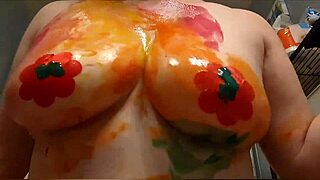 Beleza natural posa para uma sessão de arte excitante