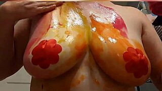 Naturlig skønhed poserer for en pirrende kunstsession