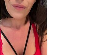 Seduzione accidentale: Uno spogliarello solitario di una MILF come poliziotto