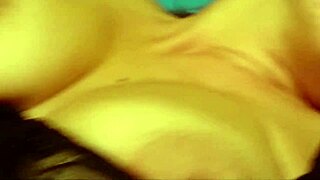 Sesso anale con una bottiglia in un video fatto in casa