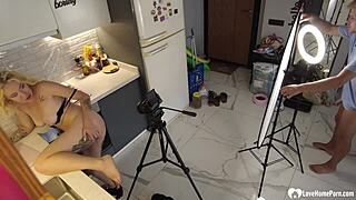 Amaterski par preizkuša različne spolne položaje med fotografiranjem