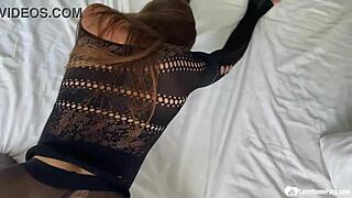 黑丝美女骑大屌狂扭腰