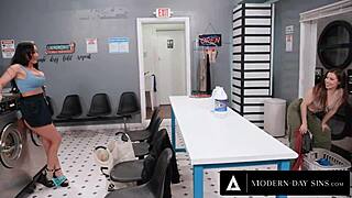 MILF珍妮弗怀特在公共洗衣店差点被抓到被查尔斯德拉中出