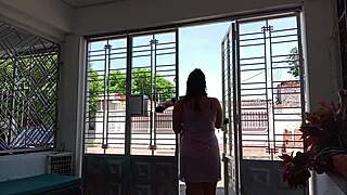 me aprovecho de la amabilidad del domiciliario y le ofrezco pagarme en especie mientras me desnudo-highlight-