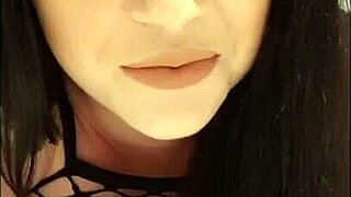 Get up close with Harmony Reigns, stare into her pretty blue eyes and hear that sexy British accent! 😍👀