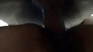 中国女孩忍受激烈拳交，脱衣高潮。