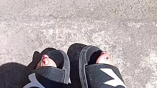 feet in sun before pedicure