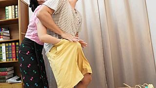 家教老师猛钻学生的肥屁股