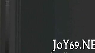 Solo gal puts her vibrator in work on wet pussy 😊