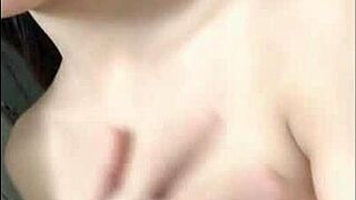 探索越南文化在这个吸引人的越南性爱视频与朋友