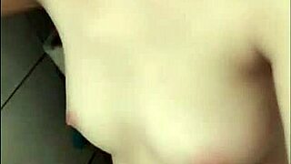 探索越南文化在这个吸引人的越南性爱视频与朋友