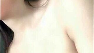 探索越南文化在这个吸引人的越南性爱视频与朋友