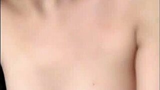 探索越南文化在这个吸引人的越南性爱视频与朋友