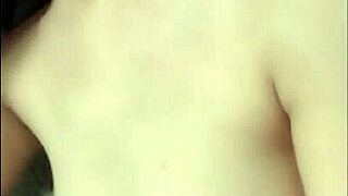 探索越南文化在这个吸引人的越南性爱视频与朋友