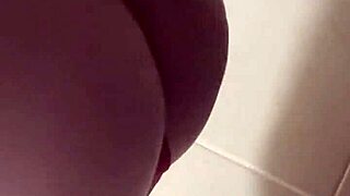 Me masturbo en un baño público mientras no hay nadie