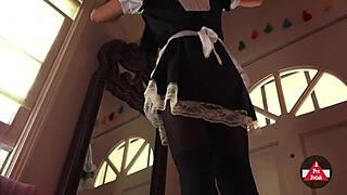 法国女仆在角色扮演中吸尘房子