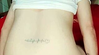 metiendo este gran consolador bien profundo en mi vagina 🔥