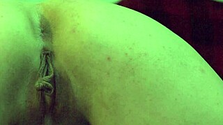 片场骚货戴手套拳伸屄拉长