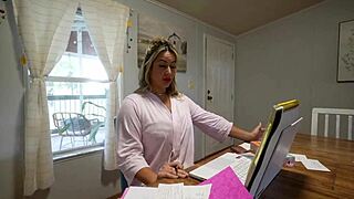 嘿，继母你干嘛用我鸡巴拍热辣视频？