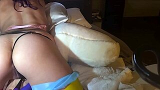 内衣女孩，想看男人用假阳具挑逗吗？