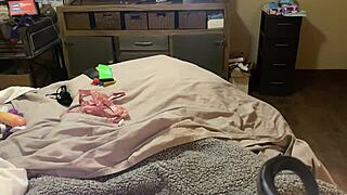 内衣女孩，想看男人用假阳具挑逗吗？