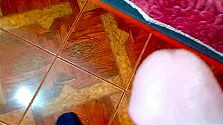 继子先按摩年轻继母，然后激烈不满的硬干