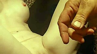 今晚性爱秋千上多汁后入式乐趣