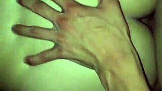 18+大屁股辣妹到处晃荡