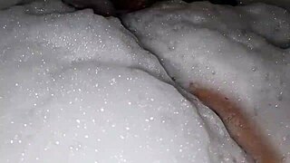 a chi va di farmi compagnia sega in vasca idromassaggio