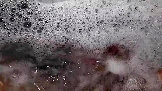 a chi va di farmi compagnia sega in vasca idromassaggio