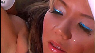 丰满黑发美女玩弄她的玩具