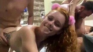 三个荡妇沙发上后入弯腰