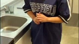 业余亚洲情侣在牛仔裤中疯狂激烈一对一动作。