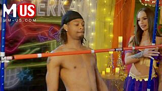 艾利克斯·斯塔和克里斯·布莱克伍德参与激烈的杰卡欧克会议，群体自慰和恋物游戏