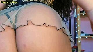 拉丁黑发妹内裤卡屁股对镜狂抖