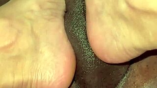 Footjob - Massagem No Pau Do Negão Com Meus Pés