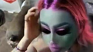 Sluty Alien slurps cock deepthroat style