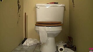 坐在马桶上，Angelica手淫大鸡巴