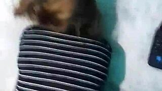 pov me la mete de perrito en la cama grande mientras hacemos webcam con la neetbook