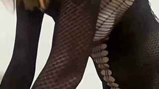 contratei essa empregada gostosa e ela veio com vestido que me deu tesão demais