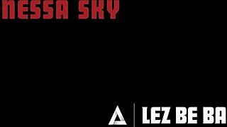 让我们坏坏的 - Vanna Bardot 诱惑邻居Vanessa Sky 窗边自慰换来假阳具操