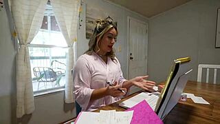 我的继母现在在找搭档。