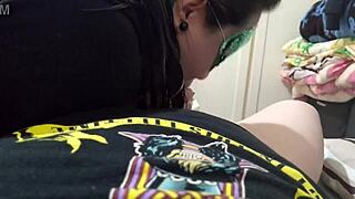 卧室里生传教士体位，最后一刻拔出