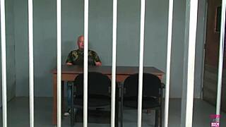 公共尿尿被抓，现在被性感女警猛干？