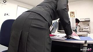 我呃 偷看日本秘书在厕所自慰solo... 超真实高潮！