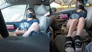 哇，大奶中国女孩在电影院冒险性交！