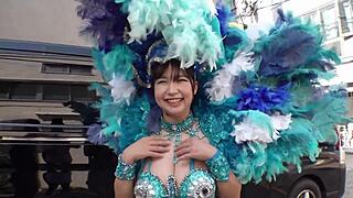 第一部分 大胸桑巴女孩用激烈乳交和三人行服务两个鸡巴