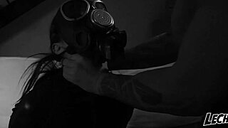 Pamela Sanchez骑毛屄皮革面具BDSM